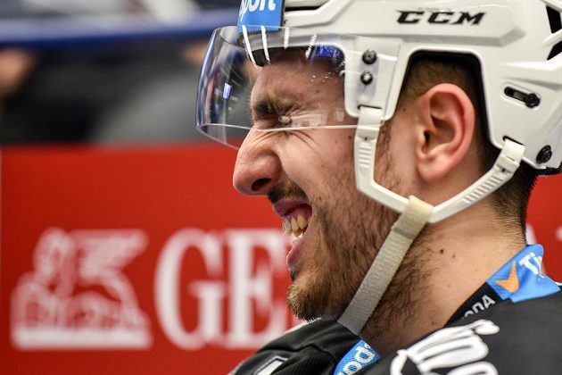 Bolestná grimasa Michala Moravčíka z Plzně po zlomenině zápěstí při utkání ve Vítkovicích.