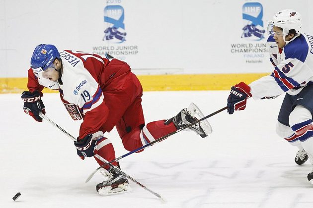 Český útočník Radek Veselý (vlevo) a Američan Brandon Fortunato během čtvrtfinále MS hráčů do 20 let.