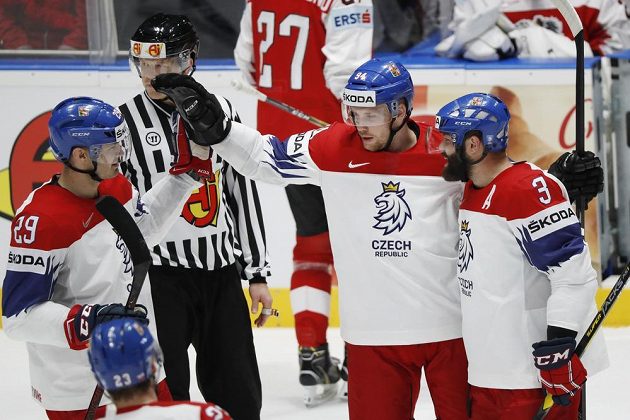 Radek Faksa slaví gól na MS společně s Radko Gudasem (vpravo) a Jan Kolářem (vlevo)