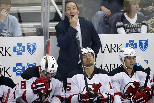 Trenér New Jersey Devils Peter DeBoer při pohledu na skóre na videokostce při utkání v Pittsburghu.