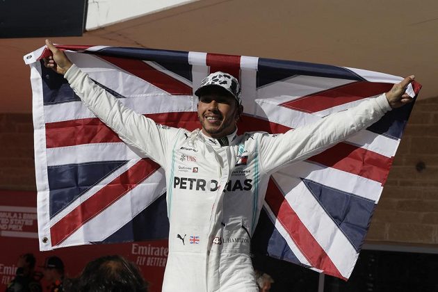 Hrdý šampion. Lewis Hamilton se pošesté v kariéře stal mistrem světa formule 1.