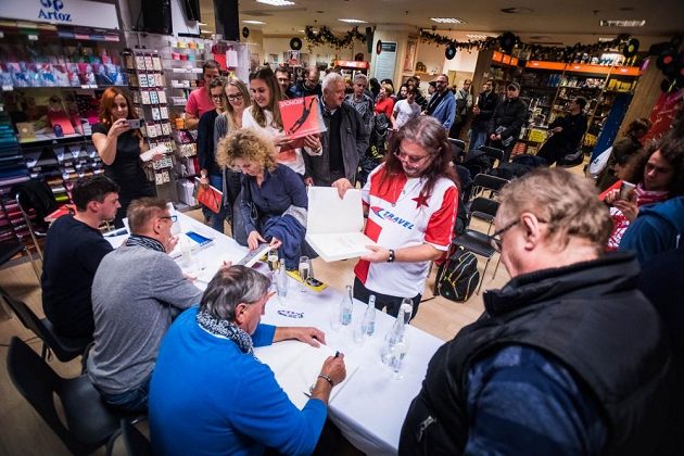 Autogramiáda po křtu knihy Hrdinové.