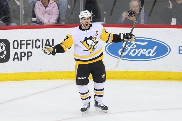 Kapitán Pittsburghu Sidney Crosby se raduje ze svého vítězného gólu z prodloužení v zápase s New Jersey.