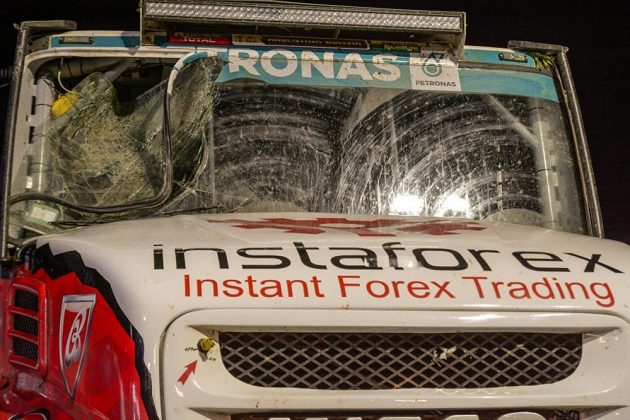Aleše Lopraise potkaly na trati 2. etapy Rallye Dakar problémy v podobě rozbitého čelního skla.