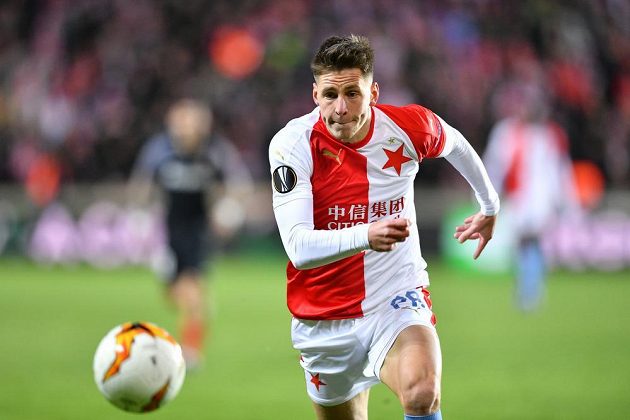 Lukáš Masopust sprintuje za míčem