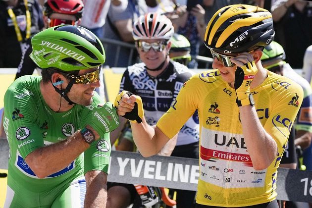 Slovinský cyklista Tadej Pogačar suverénně obhájil prvenství na Tour de France. Během poslední etapy si gratuluje s Britem Markem Cavendishem v dresu pro nejlepšího spurtera.
