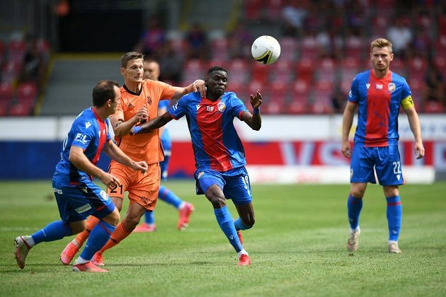 Mladoboleslavský útočník Milan Škoda se snaží prosadit v utkání s Viktorií Plzeň.