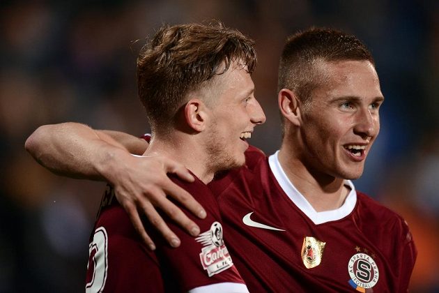 Fotbalisté Sparty Praha Ladislav Krejčí (vlevo) a Pavel Kadeřábek se radují z gólu v Uherském Hradišti.