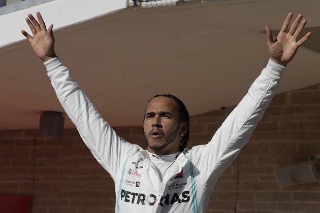 Je to doma. Lewis Hamilton se pošesté v kariéře stal mistrem světa formule 1.