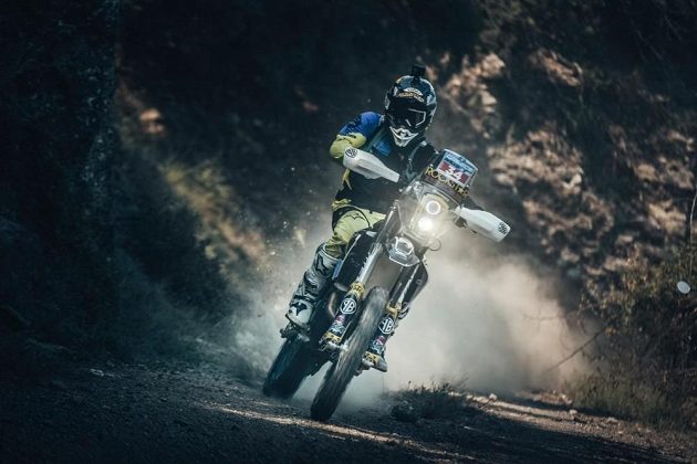 Úspěšný freestyle motokrosař Libor Podmol připravující se na slavný Dakar skončil ve 3. etapě v Řecku senzačně druhý.