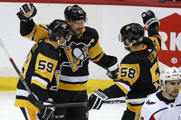 Sidney Crosby (87), Jake Guentzel (59) a Kris Letang (58) z Pittsburghu se radují z gólu proti Washingtonu.