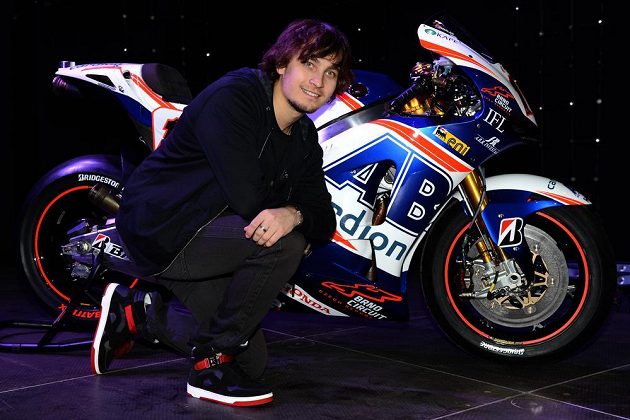Motocyklový závodník Karel Abraham představil novou motorku značky Honda pro nadcházející sezónu.