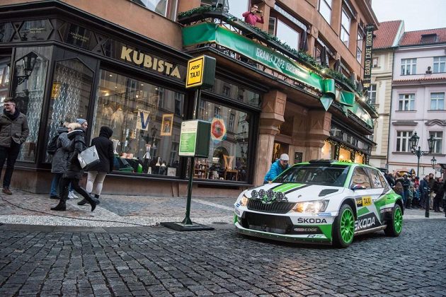Jan Kopecký se Škodou Fabia R5 v Praze krátce před svátečními dny, kdy se evropský šampión proměnil v taxikáře.