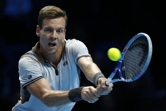 Tomáš Berdych při utkání s Novakem Djokovičem ze Srbska při Turnaji mistrů v Londýně.
