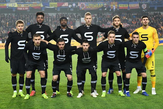 Fotbalisté Sparty ve výročních retro dresech před zápasem s Jabloncem.