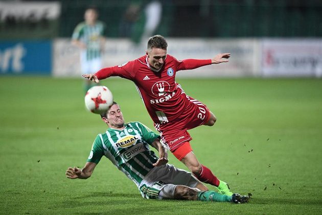 Olomoucký fotbalista Falta padá po zákroku hráče Bohemians v utkání 13. kola HET ligy.