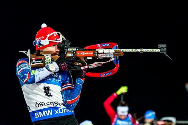 Veronika Vítková na střelnici během vytrvalostního závodu žen v Östersundu.
