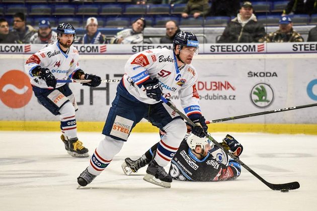 Vítkovičtí hokejisté zleva Marek Hrbas a Rostislav Olesz v přečíslení postupují na branku Plzně. Na zemi jim v tom marně brání plzeňský Martin Procházka. Vítkovice vyhrály úvodní zápas předkola play off 3:1.