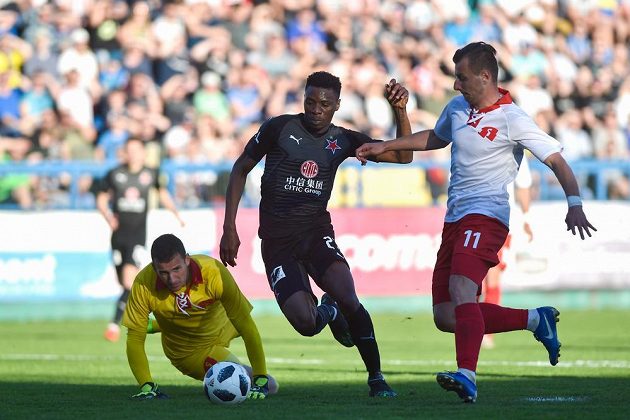 Brankář Zlína Matej Rakovan, Ibrahim Benjamin Traoré ze Slavie a Adnan Džafič ze Zlína v akci během utkání nejvyšší fotbalové soutěže.
