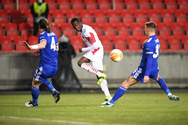Defenziva anglického Leicesteru se snaží zblokovat centr Slavie v utkání Evropské Ligy.