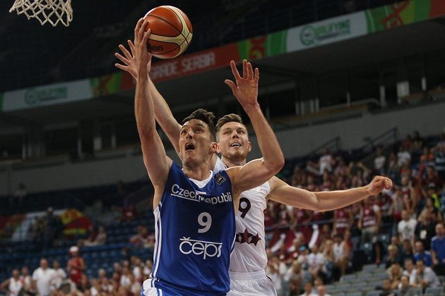 Kapitán českých basketbalistů Jiří Welsch (vlevo) v souboji s Dairisem Bertansem z Lotyšska.