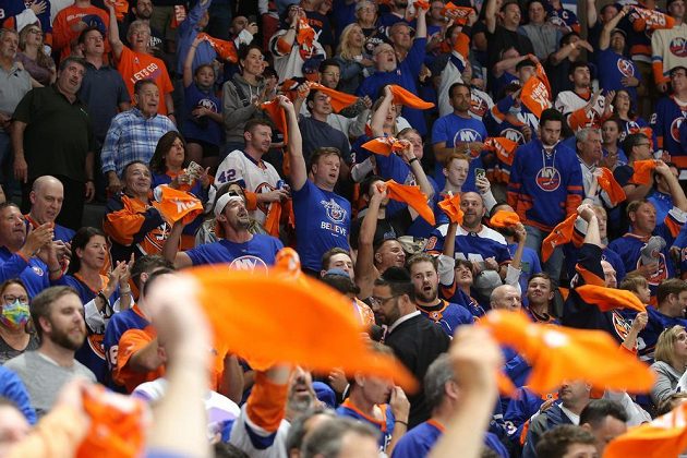 Fanoušci NY Islanders slaví postup Ostrovanů přes Boston Bruins v play off NHL.