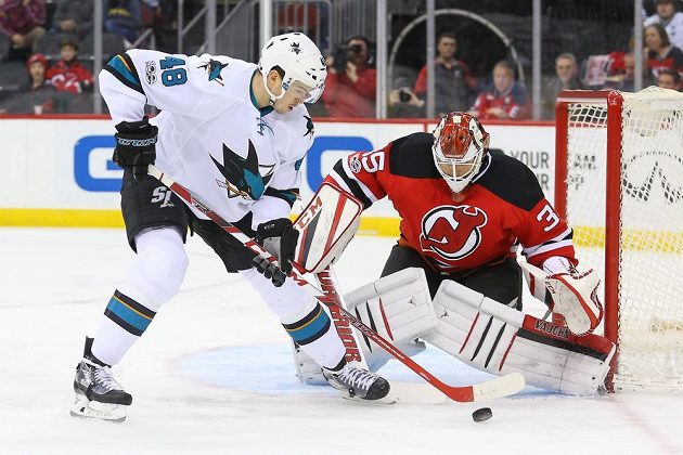 Útočník San Jose Sharks Tomáš Hertl v souboji s gólmanem New Jersey Devils Corym Schneiderem. V tomto případě Hertl gól nedal, skóroval až když New Jersey hrálo bez brankáře.