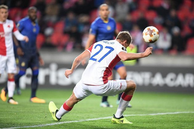 Útočník Slavie Tomáš Necid v krkolomné pozici střílí hlavou první gól v zápase proti Maccabi Tel Aviv.