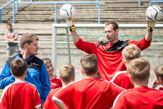Brankář Petr Čech během tradiční fotbalové školy Petra Čecha na pražském Strahově.