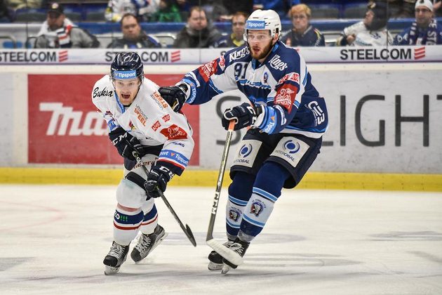 David Květoň z Vítkovic (vlevo) a Martin Procházka z Plzně v utkání předkola play off hokejové extraligy.