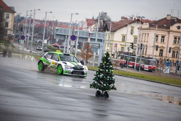 Jan Kopecký se Škodou Fabia R5 v Praze krátce před svátečními dny, kdy se evropský šampión proměnil v taxikáře.