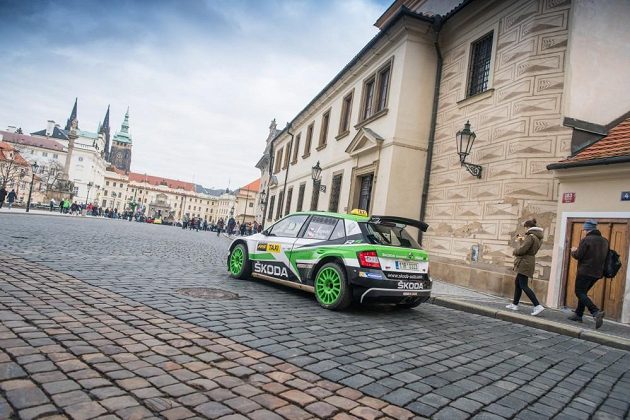Jan Kopecký se Škodou Fabia R5 v Praze krátce před svátečními dny, kdy se evropský šampión proměnil v taxikáře.