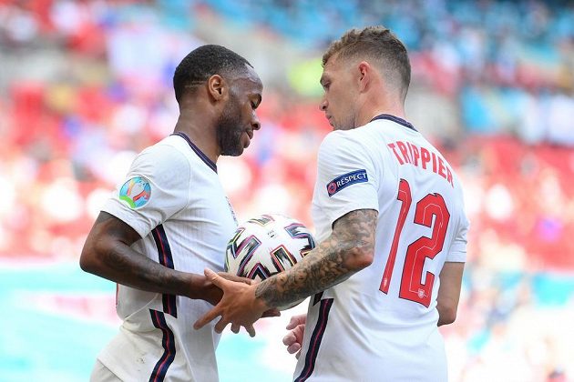 Hrdina anglické fotbalové reprezentace Raheem Sterling a jeho spoluhráč Kieran Trippier během utkání EURO s Chorvatskem.