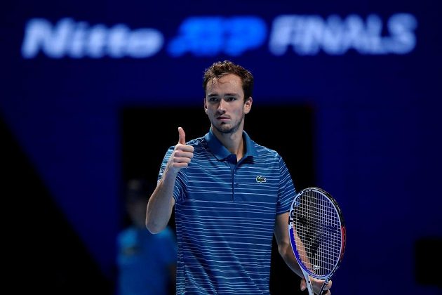 Ruský tenista Daniil Medveděv během utkání se Španělem Rafaelem Nadalem na Turnaji mistrů.