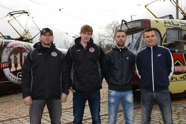 Zleva hokejisté Petr Ton a Daniel Přibyl, fotbalisté Josef Hušbauer a David Lafata před sparťanskými tramvajemi.