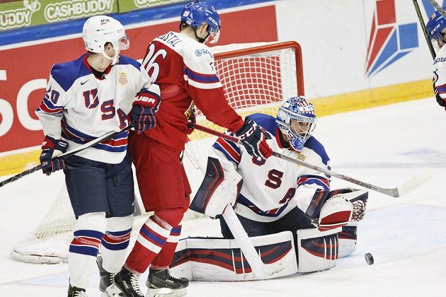 Český útočník Tomáš Šoustal (uprostřed) se snaží překonat amerického brankáře Alexe Nedeljkovice. Vlevo je obránce USA Will Borgen.