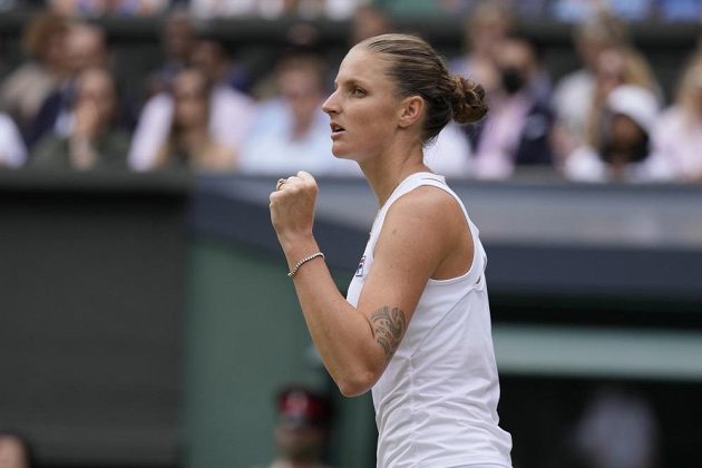 Vítězné gesto po jednom z úderů v podání Karolíny Plíškové v semifinále Wimbledonu s Arynou Sabalenkovou.