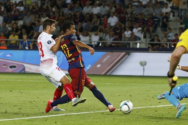 Rafinha (druhý zleva) střílí třetí gól Barcelony v duelu se Sevillou. Vlevo se jej marně snaží ustrážit obránce Coke.