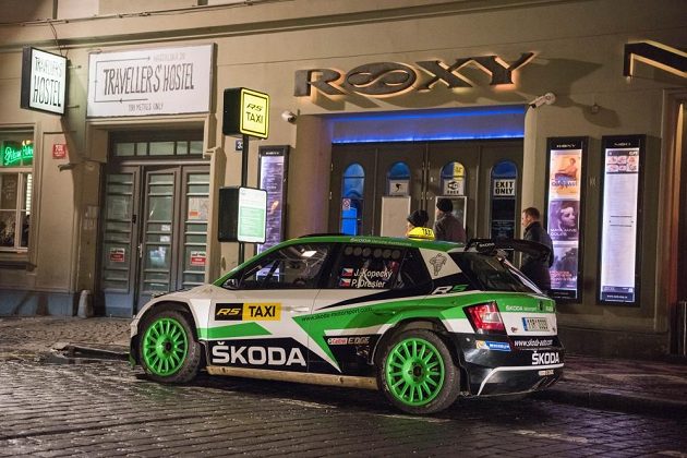 Jan Kopecký se Škodou Fabia R5 v Praze krátce před svátečními dny, kdy se evropský šampión proměnil v taxikáře.