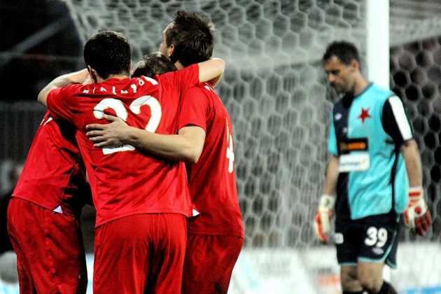 Radost brněnských fotbalistů po vstřelení gólu do sítě Slavie. Vpravo je smutný brankář červenobílých Radek Černý.