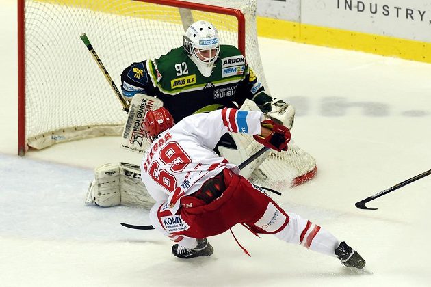 Třinecký útočník Ján Sykora se snaží překonat karlovarského brankáře Tomáše Závorku v zápase 41. kola hokejové Tipsport extraligy.