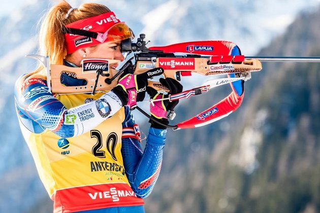 Gabriela Koukalová při střelbě ve stoje během vytrvalostního závodu žen v Anterselvě.