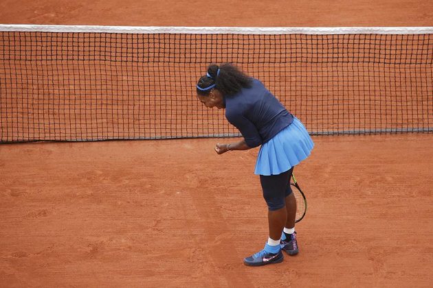 Vítězné gesto americké tenistky Sereny Williamsové v semifinále French Open.