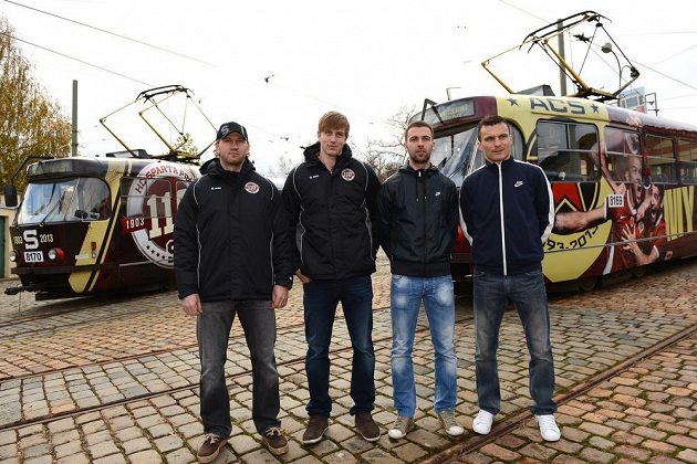 Zleva hokejisté Petr Ton a Daniel Přibyl, fotbalisté Josef Hušbauer a David Lafata před sparťanskými tramvajemi.