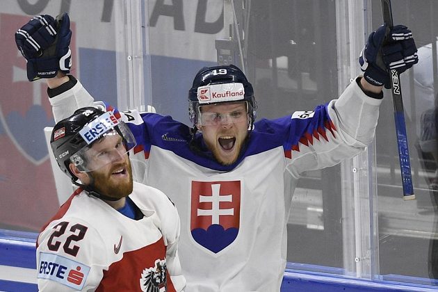 Michal Krištof ze Slovenska (vpravo) se raduje ze čtvrtého gólu. Vlevo je zklamaný Stefan Ulmer z Rakouska.