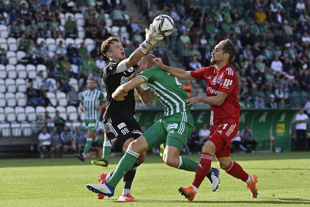 Zleva brankář Bohemians Hugo Bačkovský, Daniel Köstl z Bohemians a Pablo González z Olomouce.