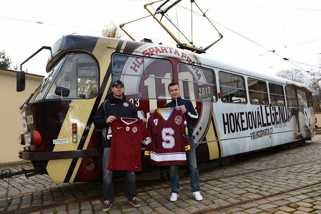 Hokejista Sparty Praha Petr Ton (vlevo) a hráč fotbalové Sparty David Lafata před tramvají v barvách HC Sparta Praha v rámci výročí obou klubů.