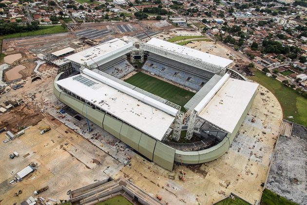 Výstavba stadiónu Pantanal v městě Cuiaba nabrala i kvůli častým stávkám a požáru značné zpoždění...