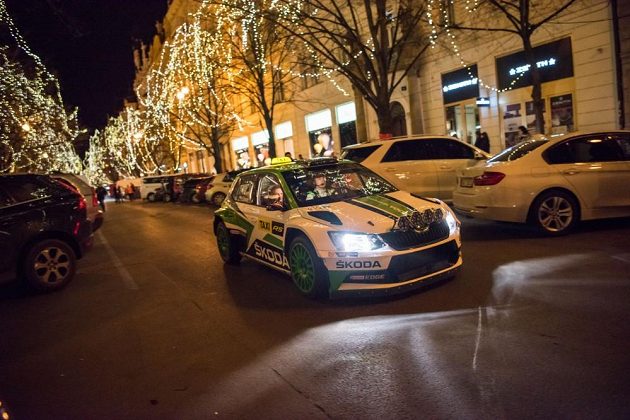 Jan Kopecký se Škodou Fabia R5 v Praze krátce před svátečními dny, kdy se evropský šampión proměnil v taxikáře.