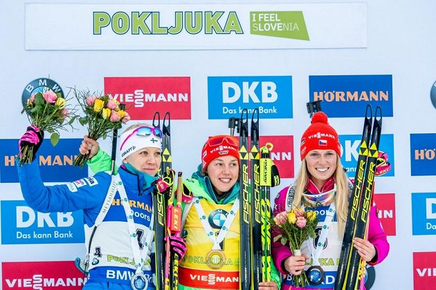 Eva Puskarčíková (vpravo) na stupních vítězů vedle vítězky Laury Dahlmeierové (uprostřed) z Německa a stříbrné Finky Kaisy Mäkäräinenové.